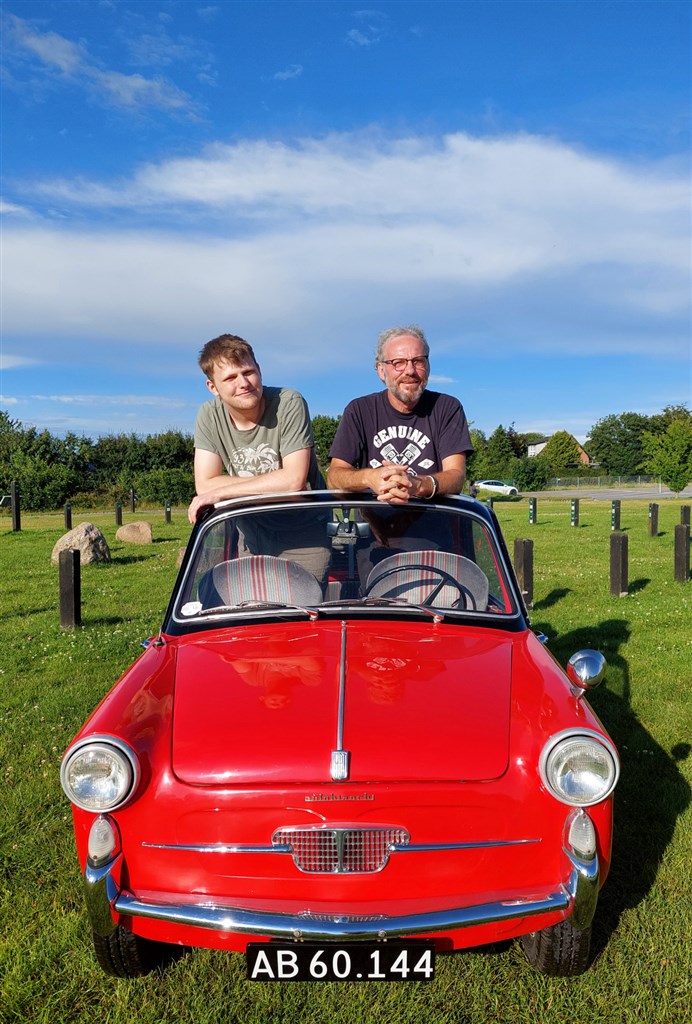 Veteranen Erik Rasmussen fra Ry har fundet sin Autobianchi Bianchina fra 1960 frem fra garagen til Munkebjerg Hill Climb. Han stiller op med sin søn Mark Bødstrup Rasmussen som codriver.
